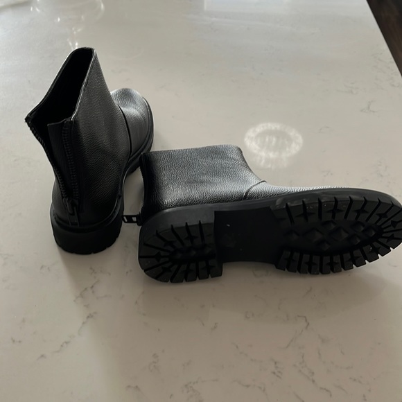 Brand new boots never worn. Zipper at the back - Picture 1 of 2